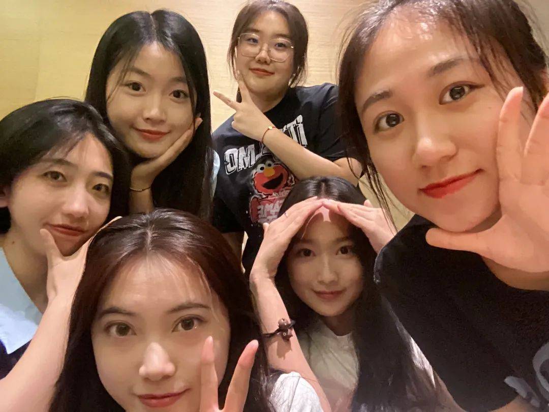 曾任学院团委组织部部长,班级团支书,新生小班主任及助理辅导员等职务