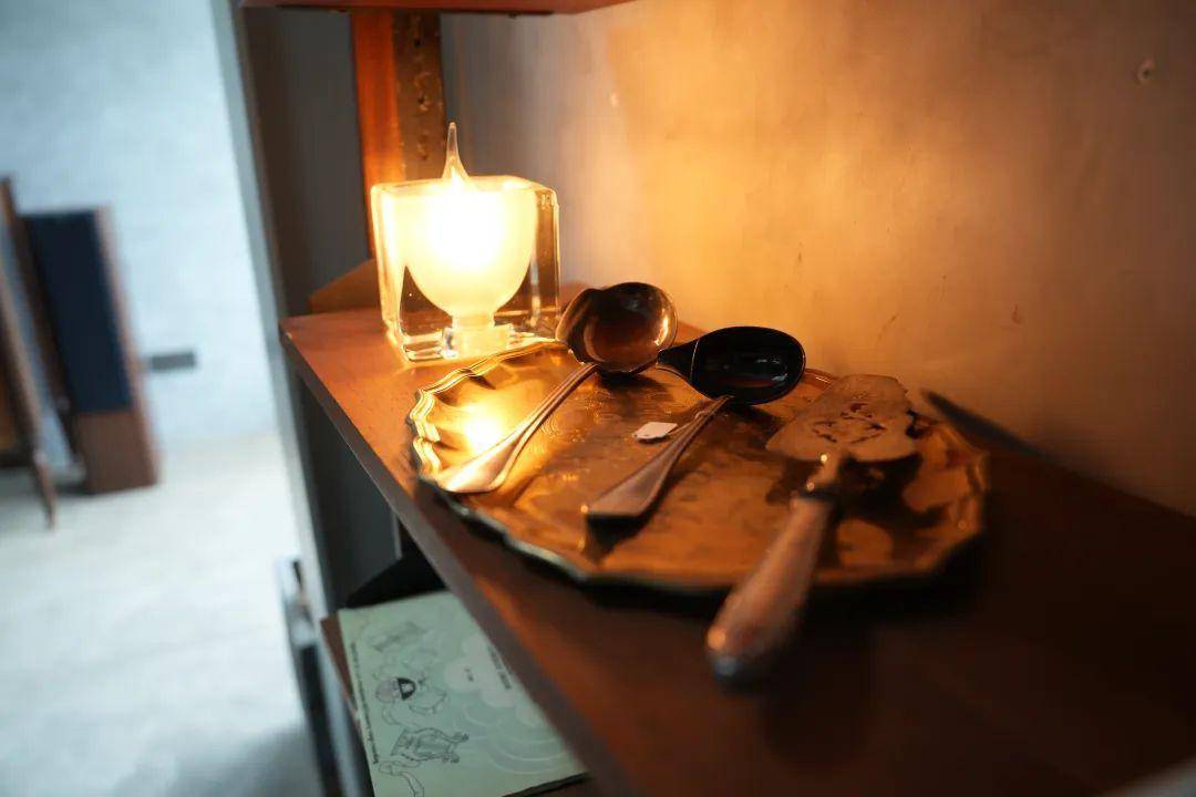 咖香普陀丨当咖啡遇上古董家具，一品工业遗存中岁月的味道