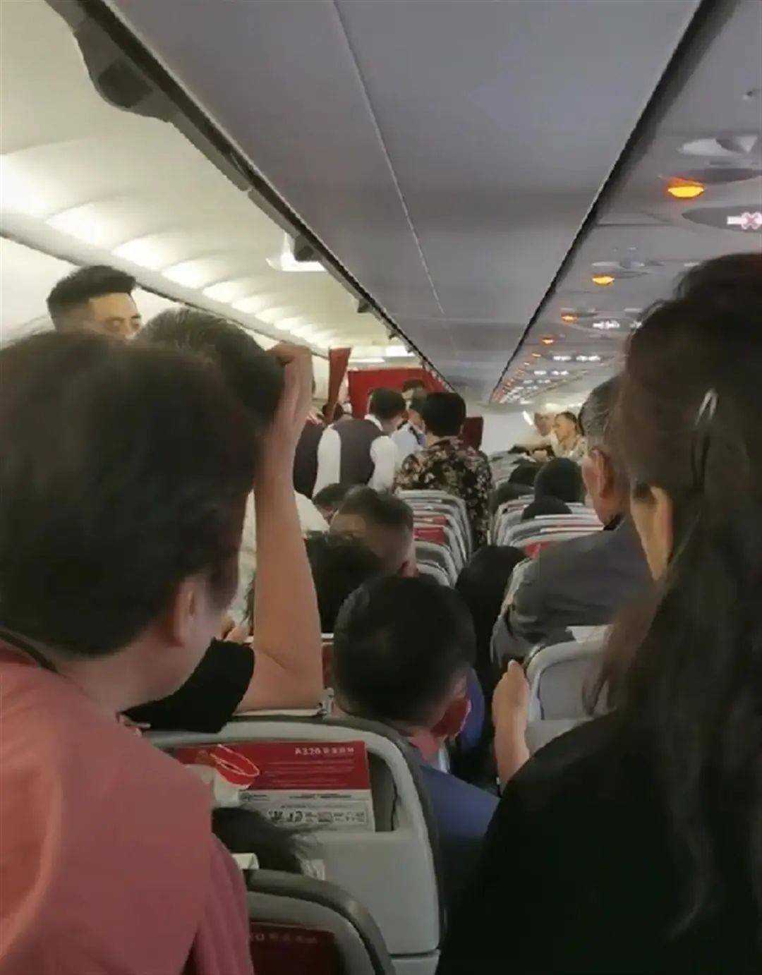女子躺座椅致航班延误2小时，航空公司回应