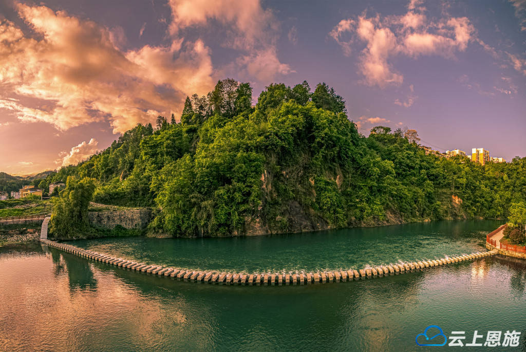 建始:绚丽晚霞映天际