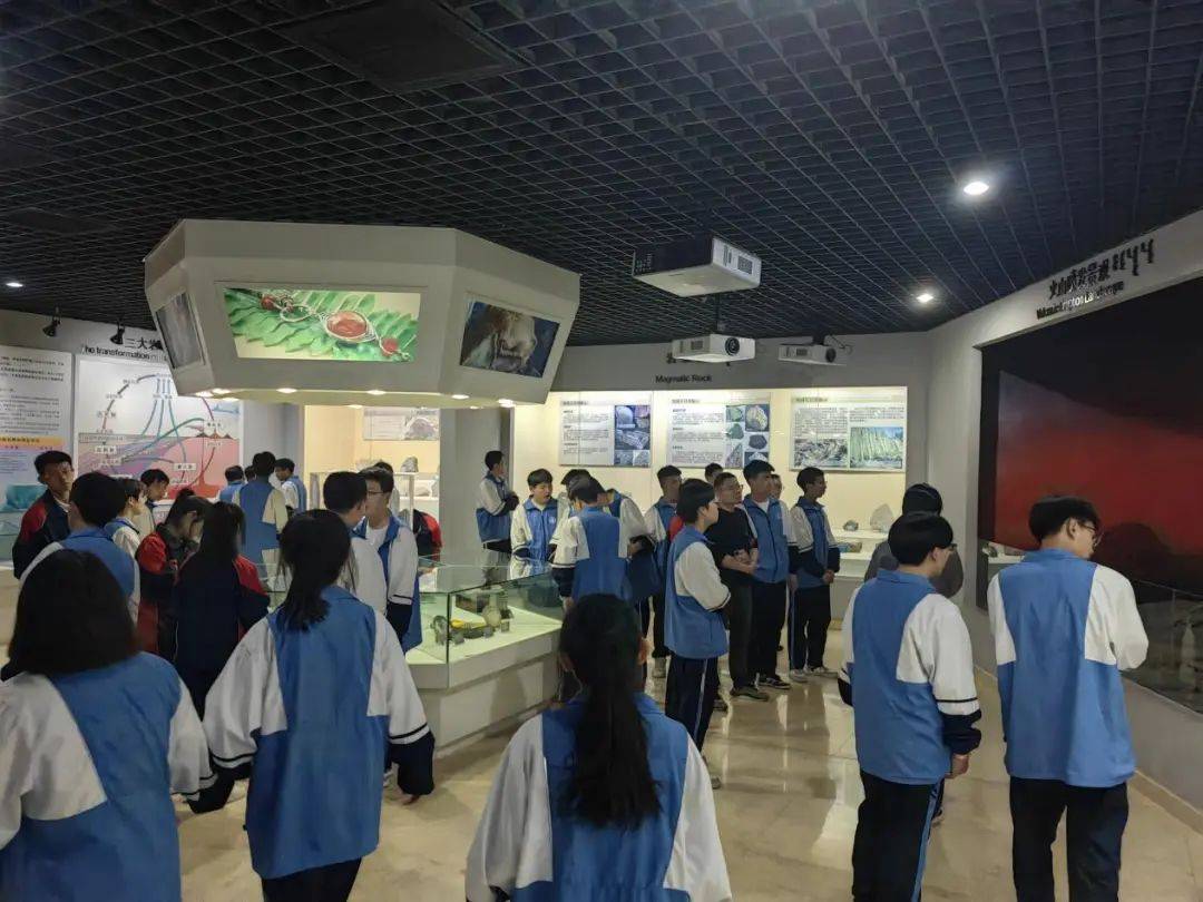 巴彦淖尔自然博物馆联合临河一职开展探索古生物课后实践活动