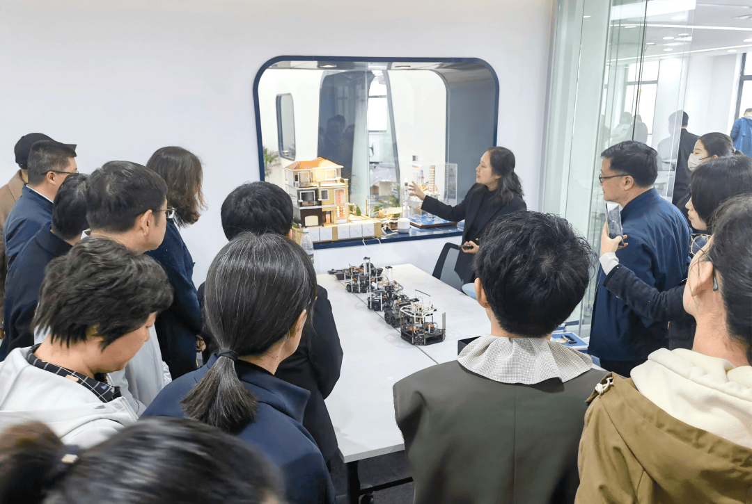 上海市教师教育学院副院长江明,教师发展服务部江岚,时丽娟,围绕上海