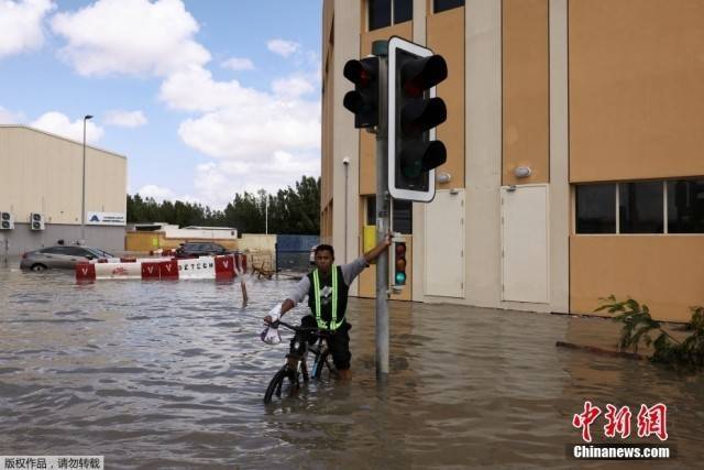阿联酋遭遇75年来最大降雨 积水严重部分交通瘫痪