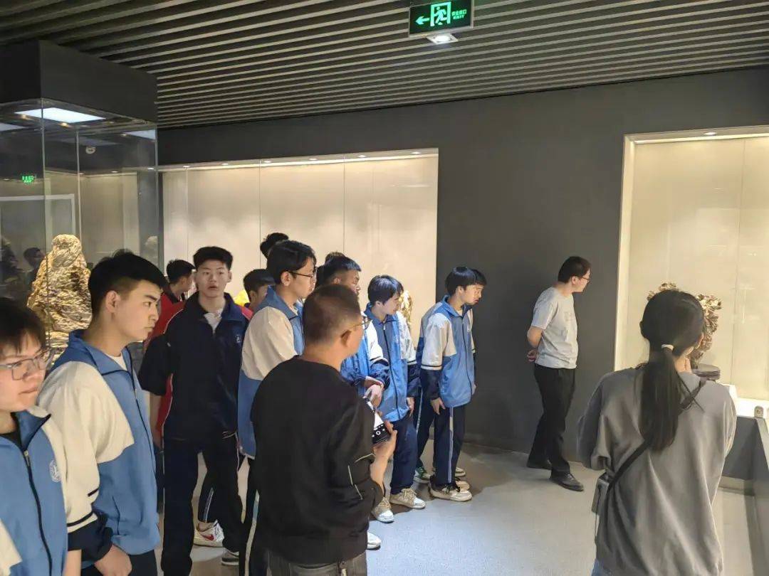 巴彦淖尔自然博物馆联合临河一职开展探索古生物课后实践活动