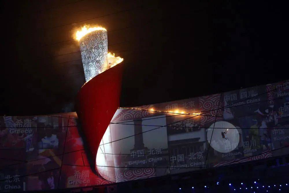 2008年8月8日,最后一棒火炬手李宁在北京奥运会开幕式上点燃主火炬