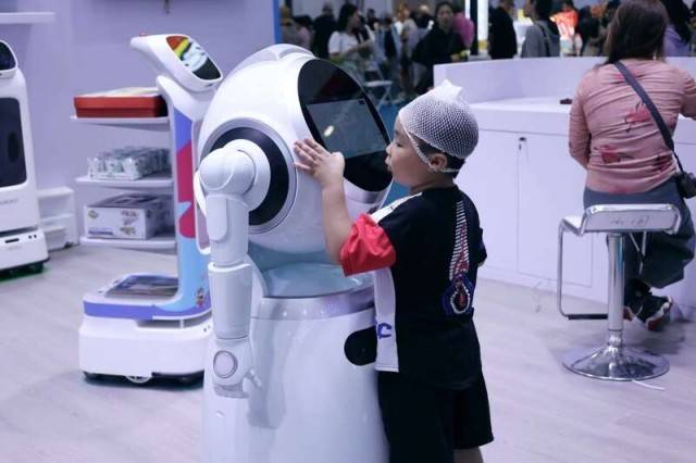 大学生记者镜头记录消博会公众开放日瞬间_王瑛萱_消费者_小朋友