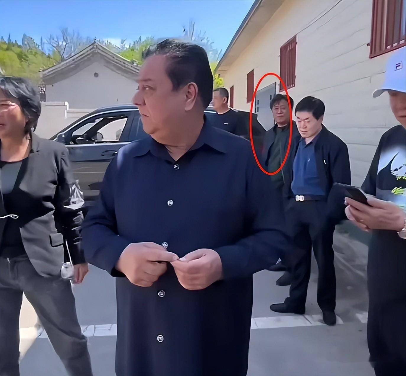 李金斗现身陈涌泉追悼会一脸憔悴跪地痛哭姜昆冯巩送花圈悼念