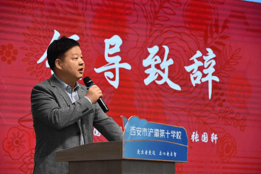 西安市浐灞十校举重书画进校园拼搏翰墨润童心