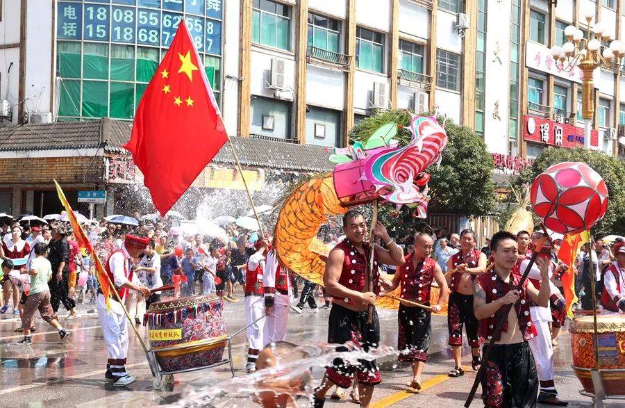 云云的泼水节没赶上没关系贵贵也有自己的泼水节水龙节等你来