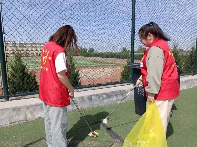 我校药学院举办"清风如约至·净化校园美"卫生清扫活动