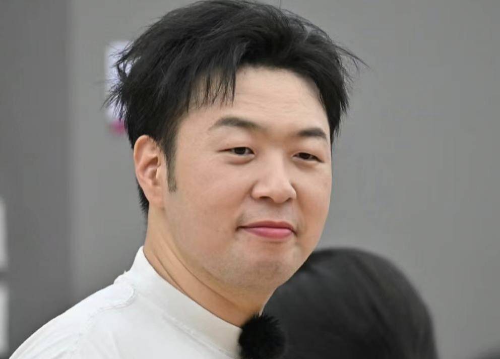 杜海涛彻底复胖了录节目不忘吃烧烤减肥后遗症眼睛又小了一圈