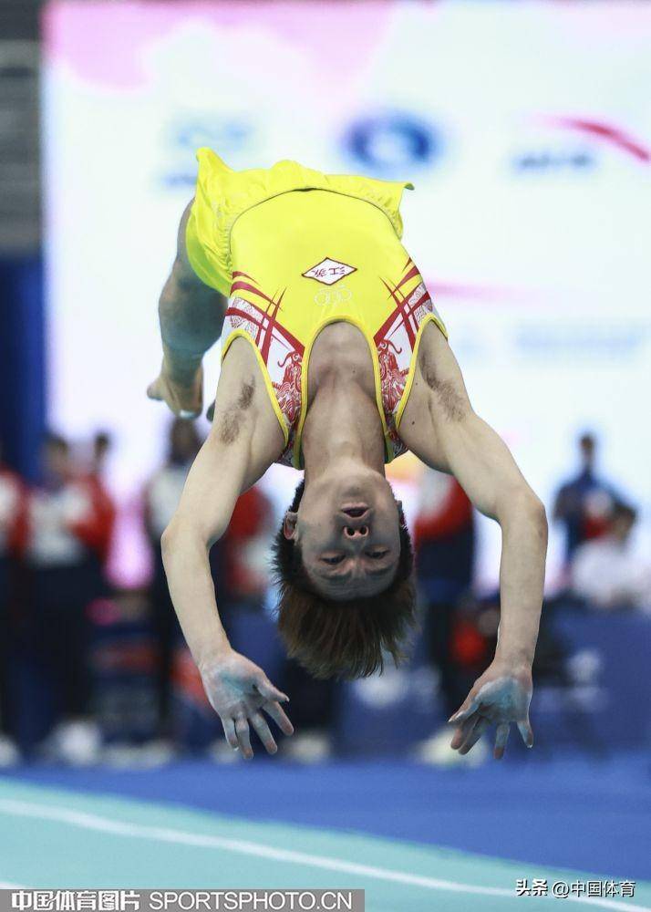 中湖南高速队贺龙雨在男子网上团体决赛中江苏队王梓赛在男子网上团