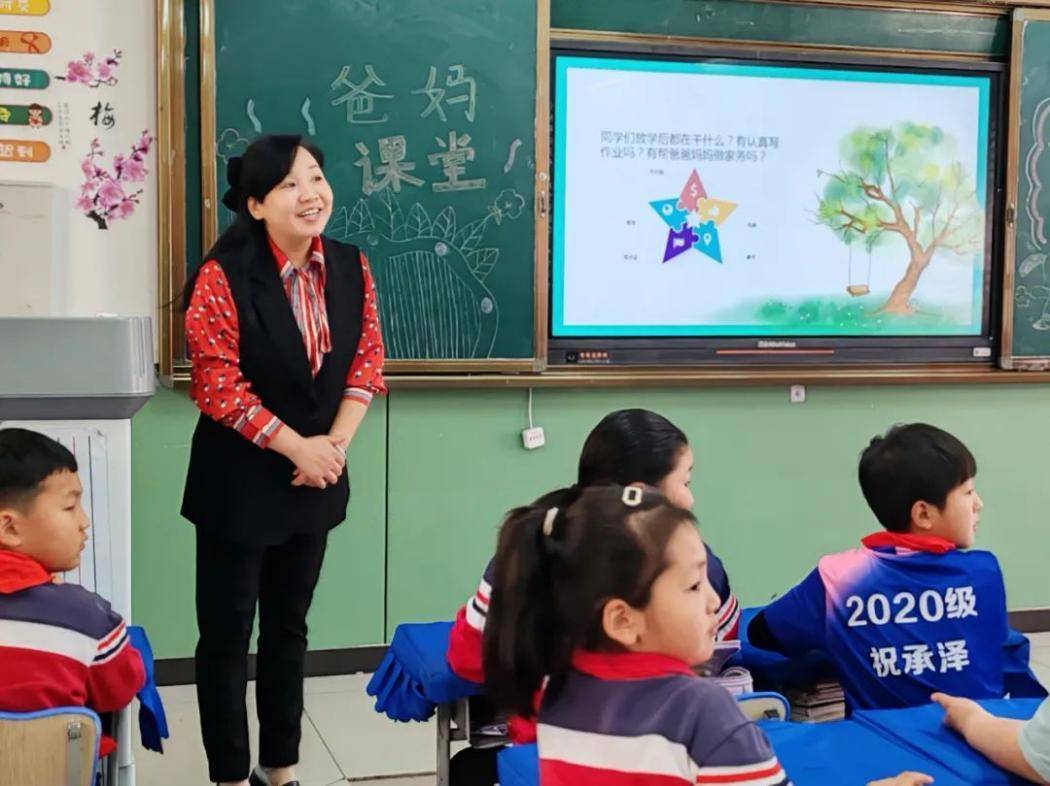 t4.7班寇鹤轩妈妈《上春山》课桌舞感知音乐节奏,聆听春天的声音.
