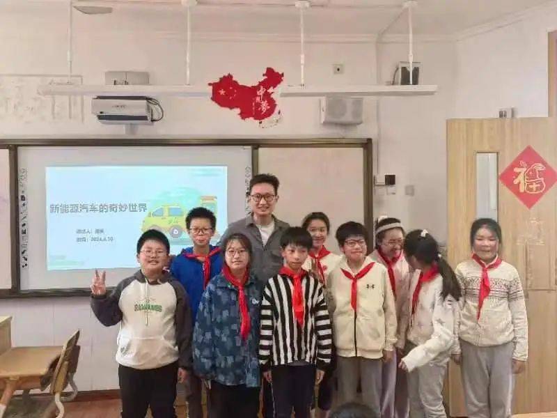 五(6)班张墨林妈妈以"职业启航"为主题的亲子课堂,带领"小脚丫"们认识