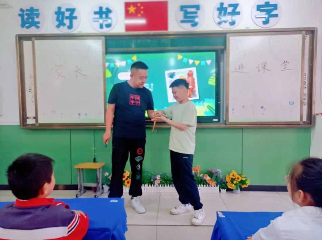 7班寇鹤轩妈妈《上春山》课桌舞感知音乐节奏,聆听春天的声音.