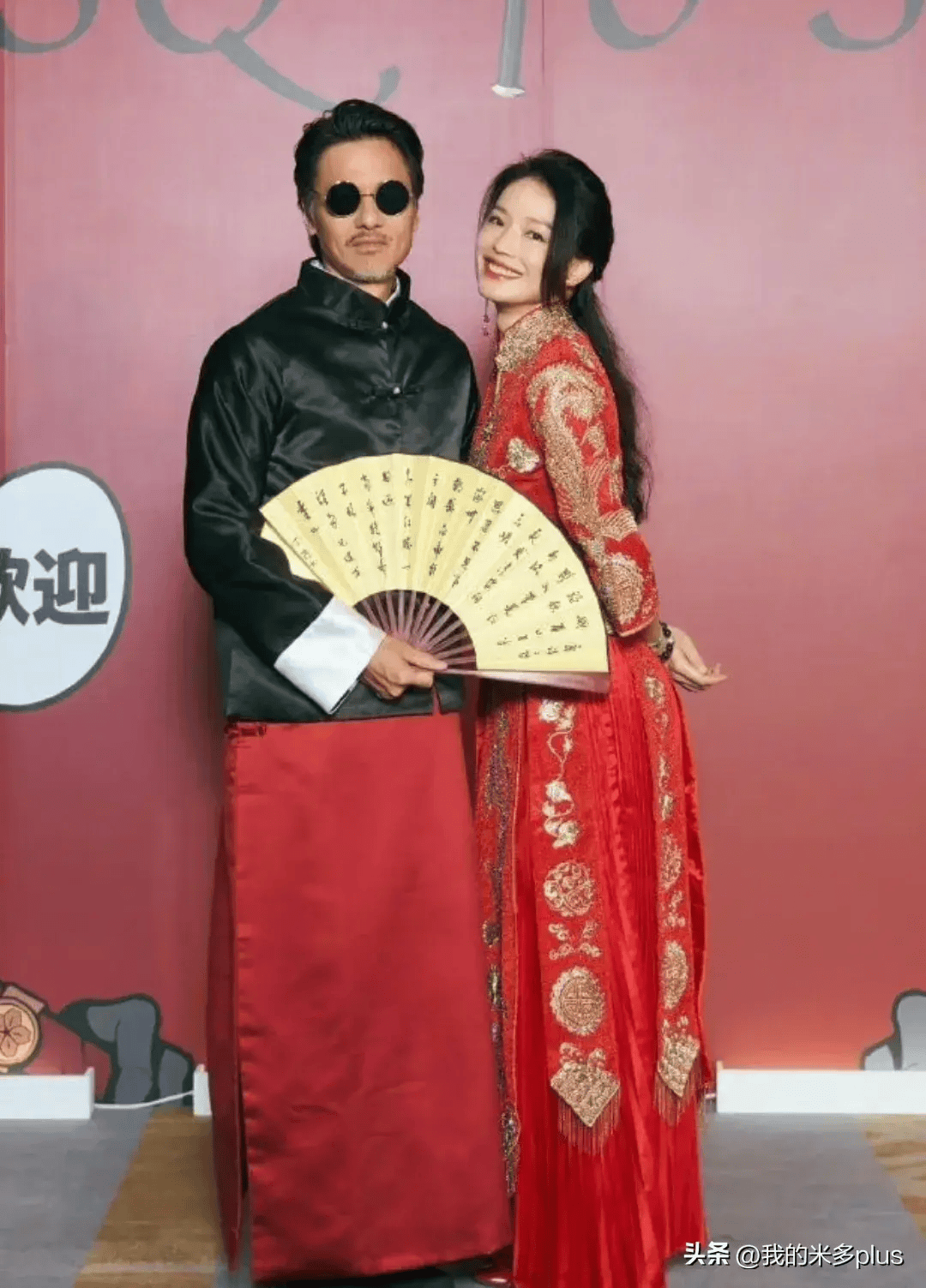 手里还拿着扇子风度翩翩,舒淇则满脸甜笑,结婚那么多年了,舒淇还像小