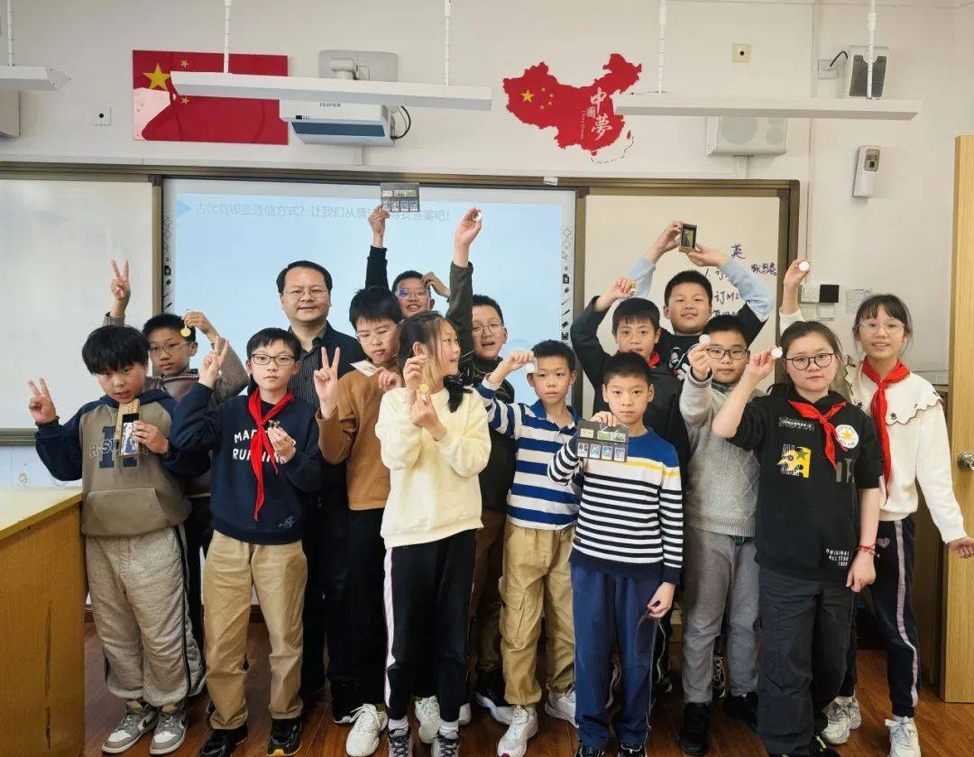 新能源汽车的奇妙世界五(5)班的胡伊轩爸爸带"小脚丫"们走入了新能源