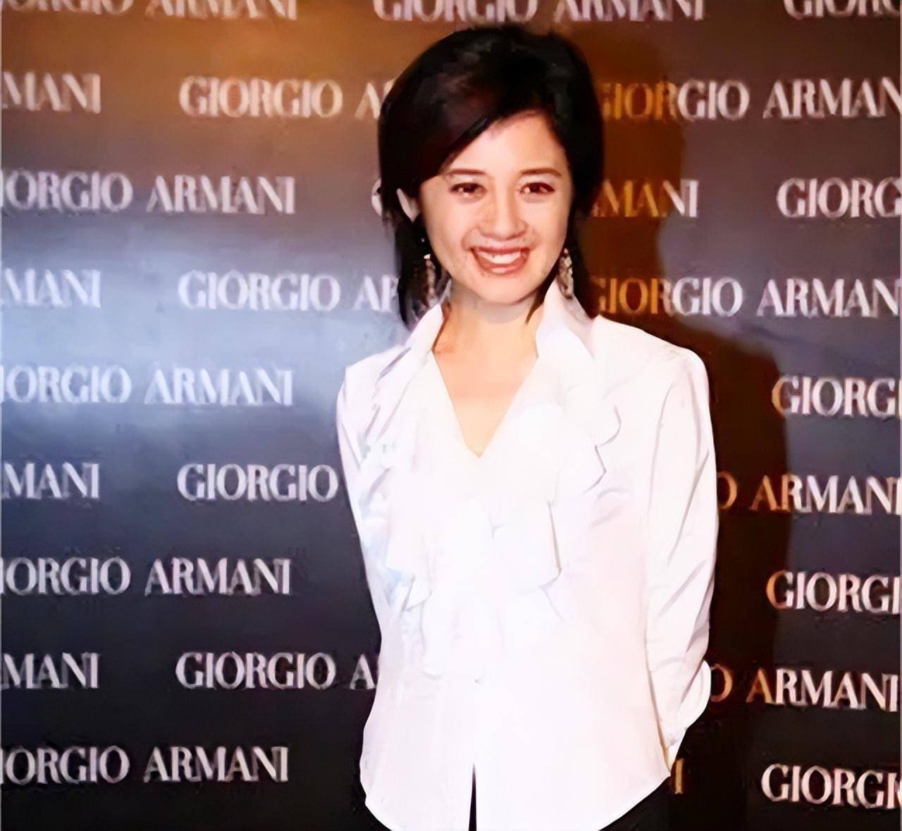 然而,像肖桦与许戈辉这样化敌为友,成为姐妹般亲密关系的例子,实在是