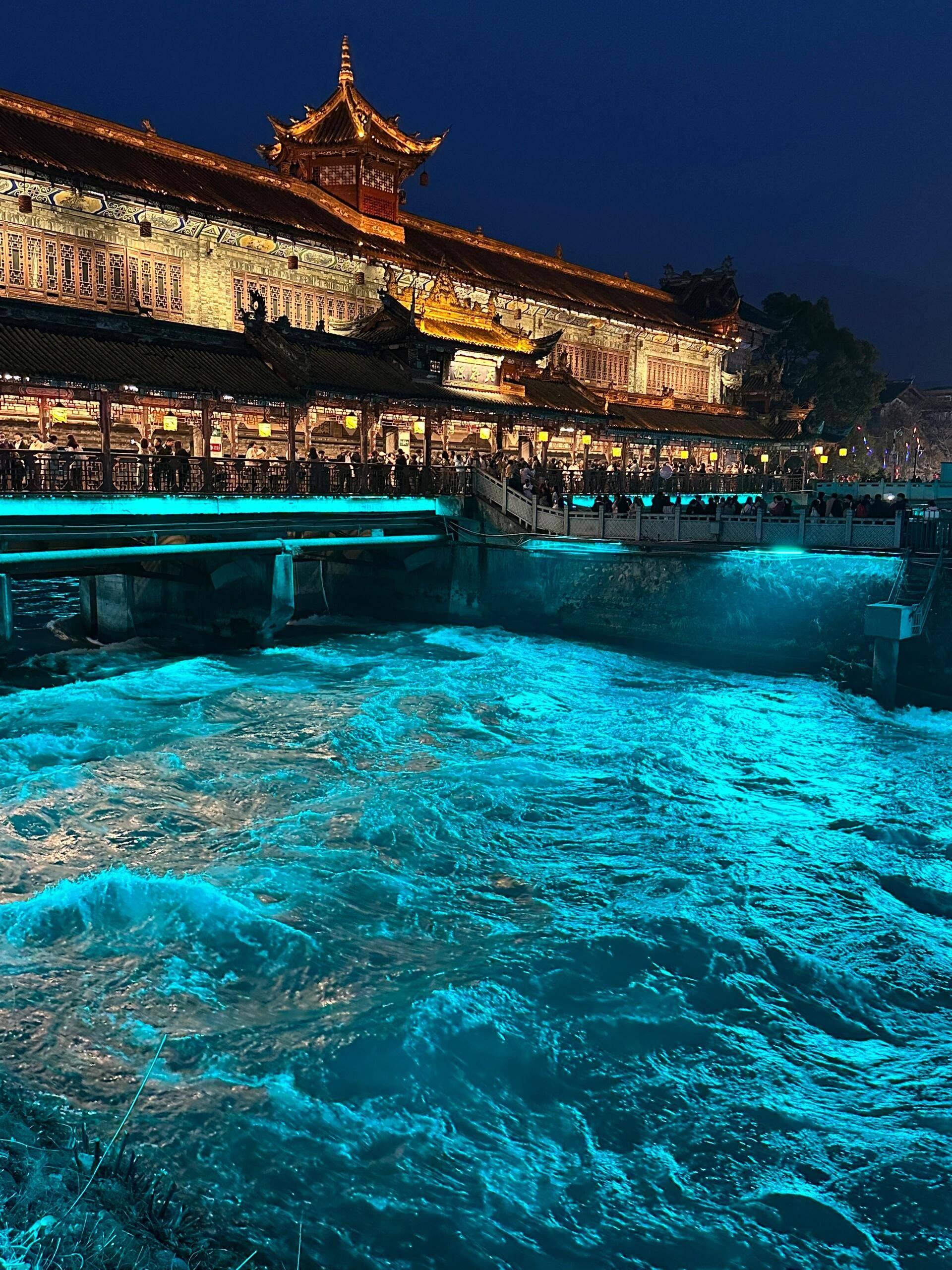 穿过湖北,你会途经洞庭湖,湖光山色,渔舟唱晚,仿佛走进了一幅水墨画.