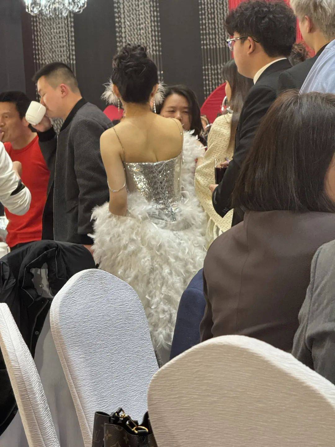 结婚当天,新郎到底要不要……网友:几百块钱而已,图个清静!