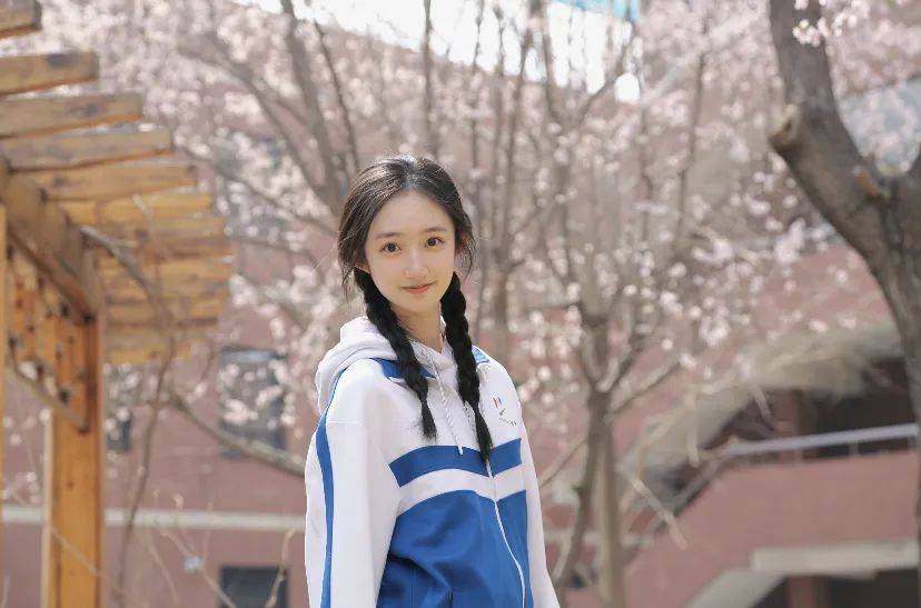 最简单的校服,却有着如沐春风的明媚,来自北京的曹悦如是中央戏剧学院