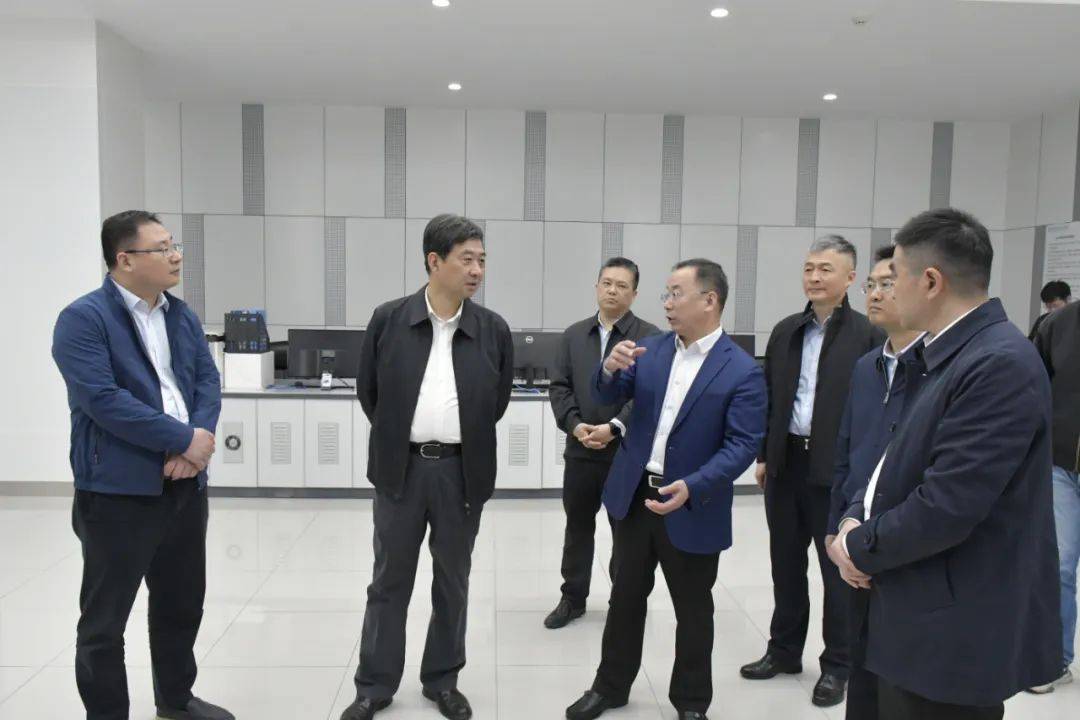 实地察看主厂房电机层,中央控制室,闸站等地,调研新孟河延伸拓浚工程