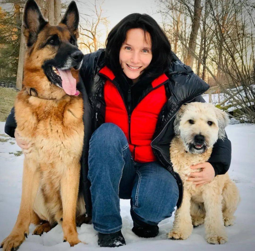 碟荐 | 埃莱娜·格里莫——用钢琴谱写诗篇,用狼的步伐行走于世间