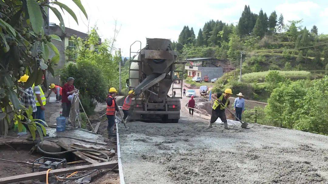 蓬安:提升改造换新颜 铺就乡村幸福路_施工_正在进行_工程