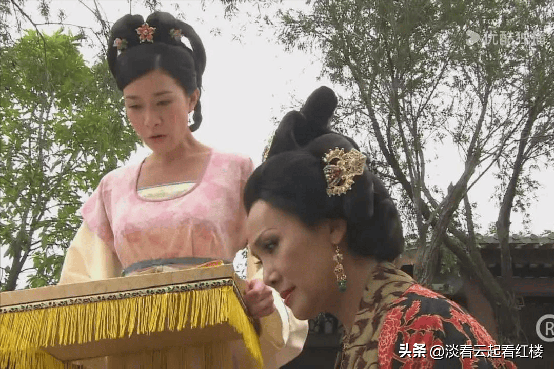 郭太后把不祥的"凤凰朝日"赐给郑太妃,让她日日戴