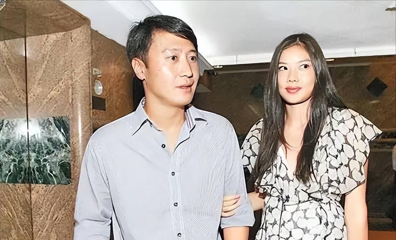 48岁舒淇补办中式婚礼,婚纱价值仅千元,冯德伦邀众星到场见证