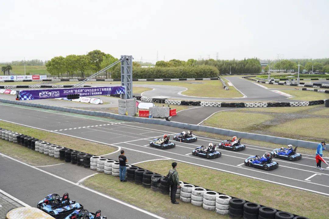 伴随着f1引擎轰鸣,"伯尼杯"gpks业余卡丁车精英赛总决赛打响!