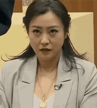 还有网友直言杨幂新剧的演技很像郝蕾老师吐槽的样子,眼珠乱转,表情