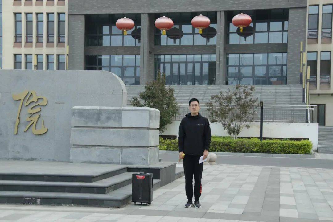 学校体育系团总支书记马天择主持晴空鹤云上,此日胜春朝.