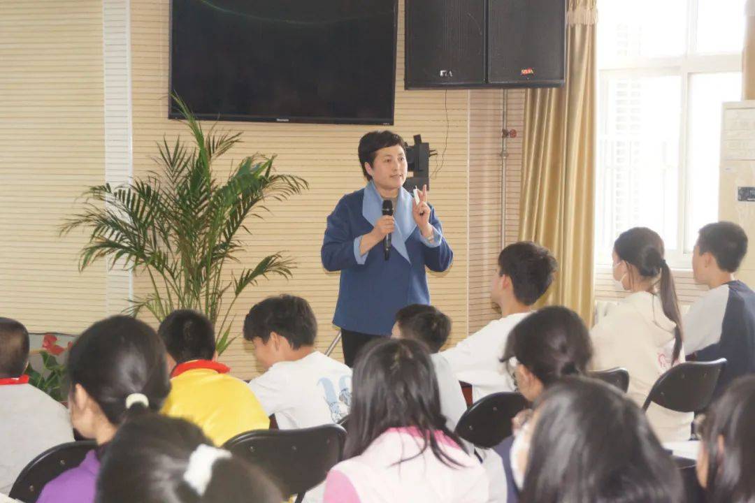 日,我校邀请国家二级心理咨询师何秀琴讲师为全体师生做"建立健康关系