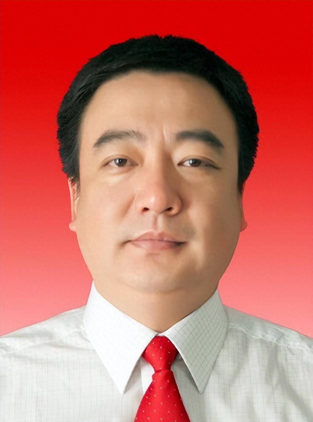 他曾任共青团太原市委副书记,党组成员,阳曲县委副书记,统战部部长