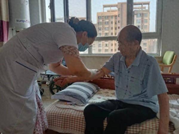 家庭医生上门服务 居家安老有“医”靠_群众_居民_大东海