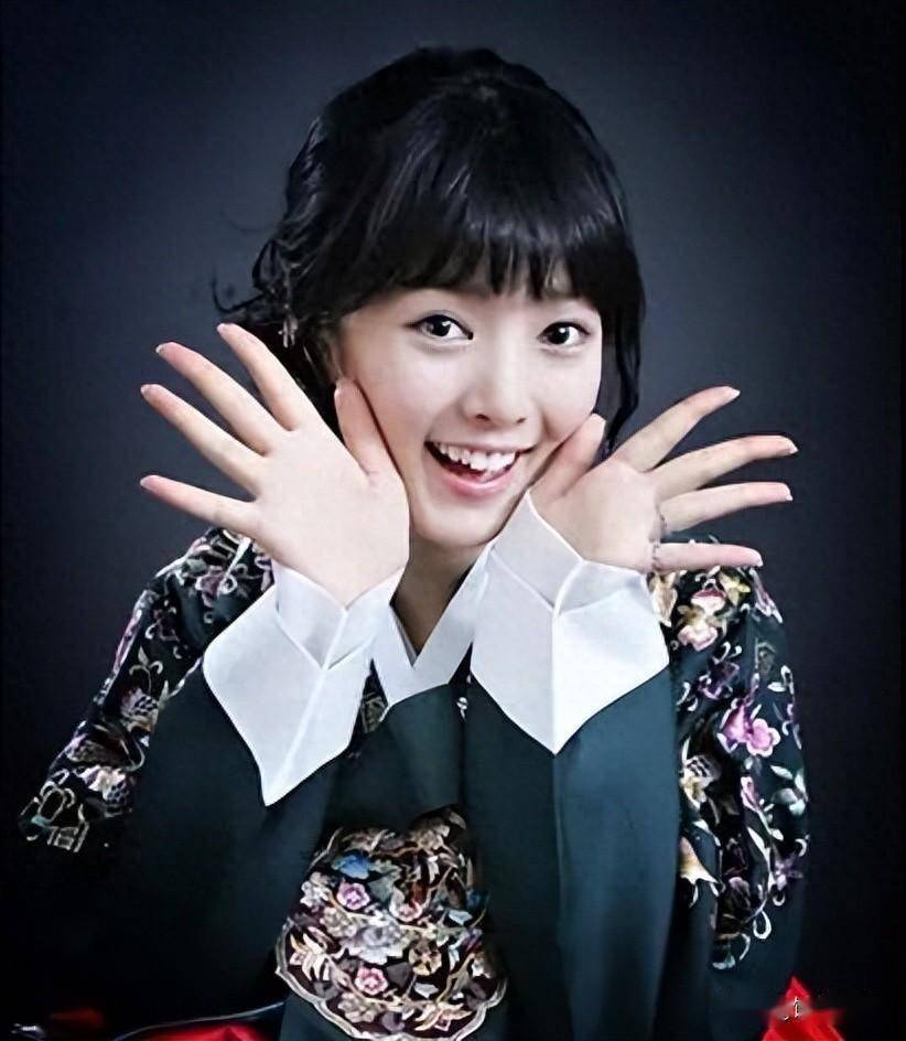 "小苹果"女主裴涩琪,靠r级片成名,嫁给网络主播后,现状如何