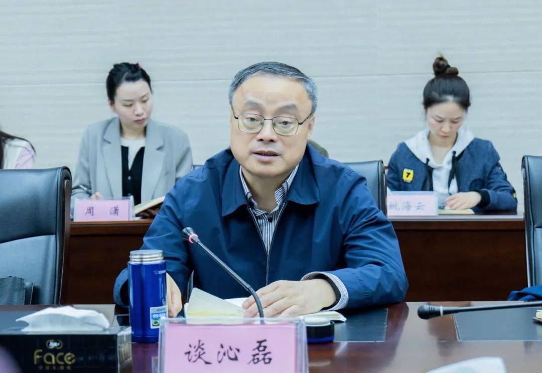 杨坚,朱明分别代表区政府,官塘创新社区汇报了市重点产业项目建设推进