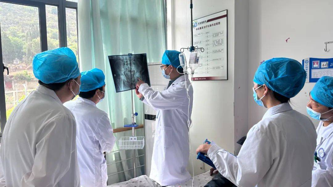 葛元靖与泸西县卫生健康局领导,泸西县中医医院领导班子及科室代表等