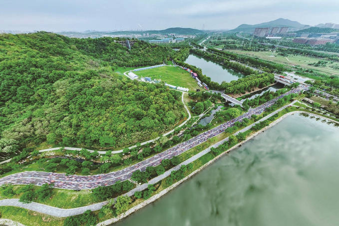 4月21日上午8点,紫金农商银行2024南京仙林半程马拉松在羊山公园西门