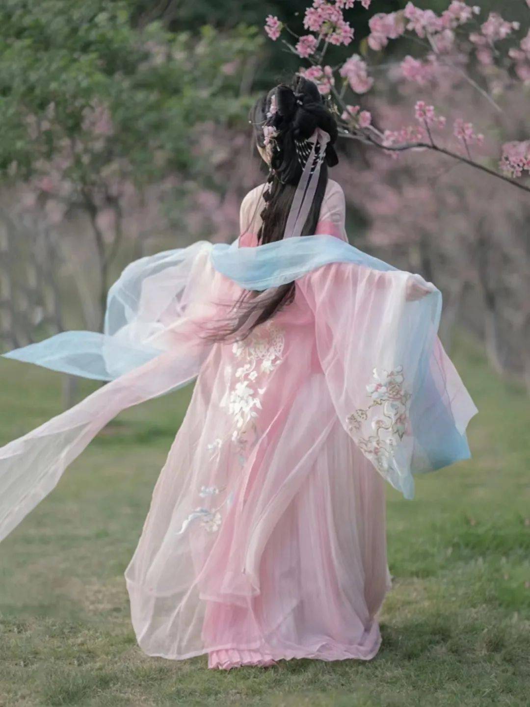 不爱露脸的姐妹,还可以直接拍背影照,有汉服 江南美景的双重buff加持