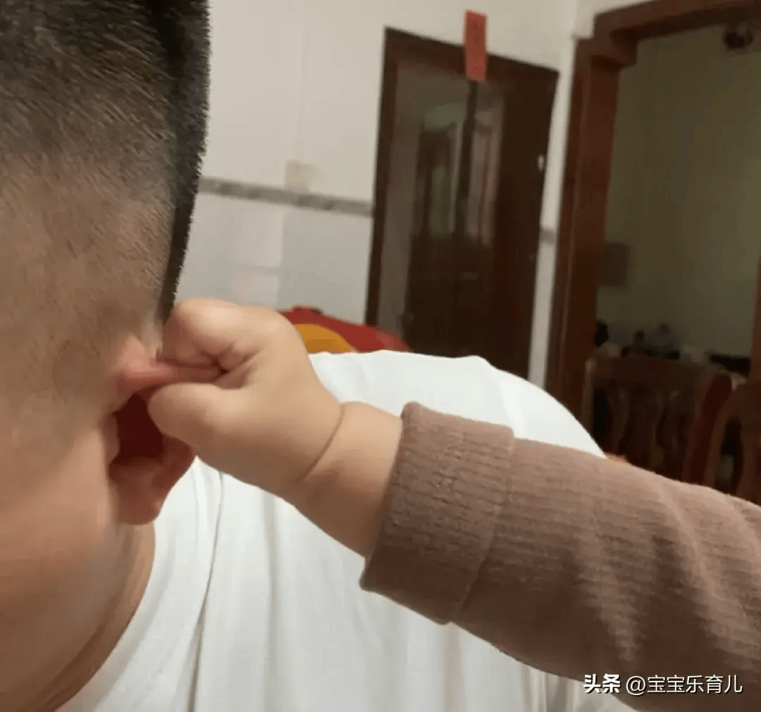 看这揪耳朵的手势就知道这娃不是好惹的.
