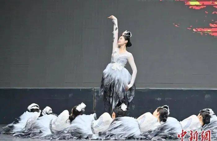 二十世纪七八十年代,安图县文化馆的金晶勋,姜德洙在民间对鹤舞进行