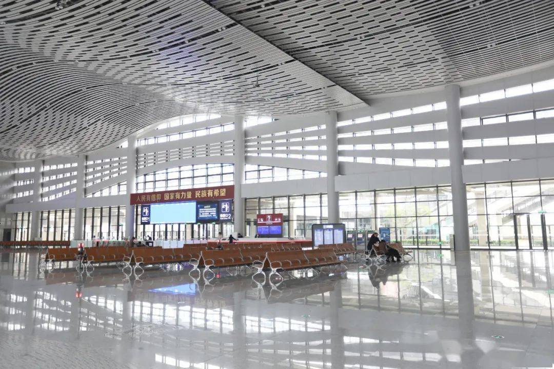 4月22日,成宜高铁三岔湖站来啦!