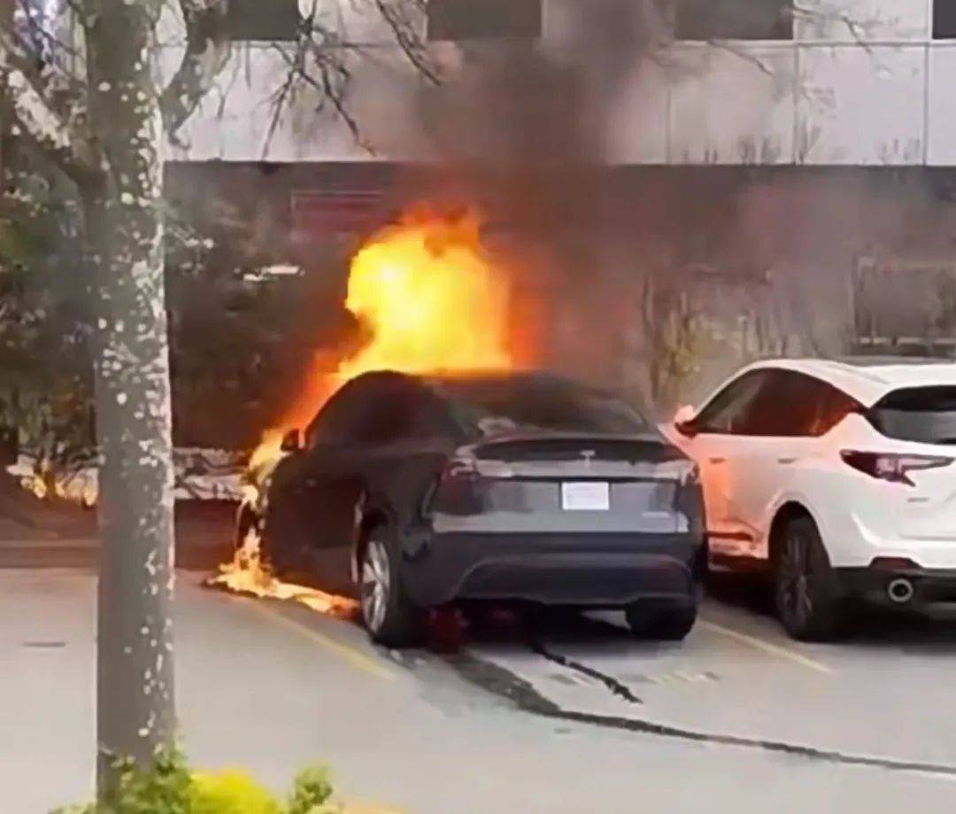 列治文八佰伴一辆特斯拉自爆起火!原因不明