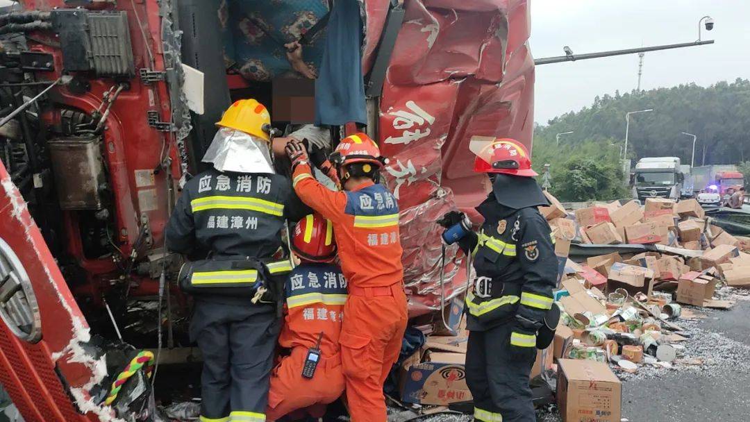 事发漳浦！大货车侧翻，道路都堵了……