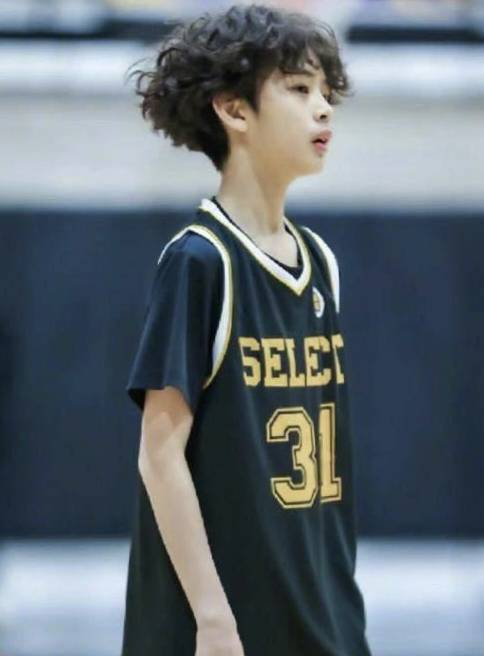 孙俪儿子近照!12岁等等一头卷发像王子,腿和胳膊一般细瘦成竹竿