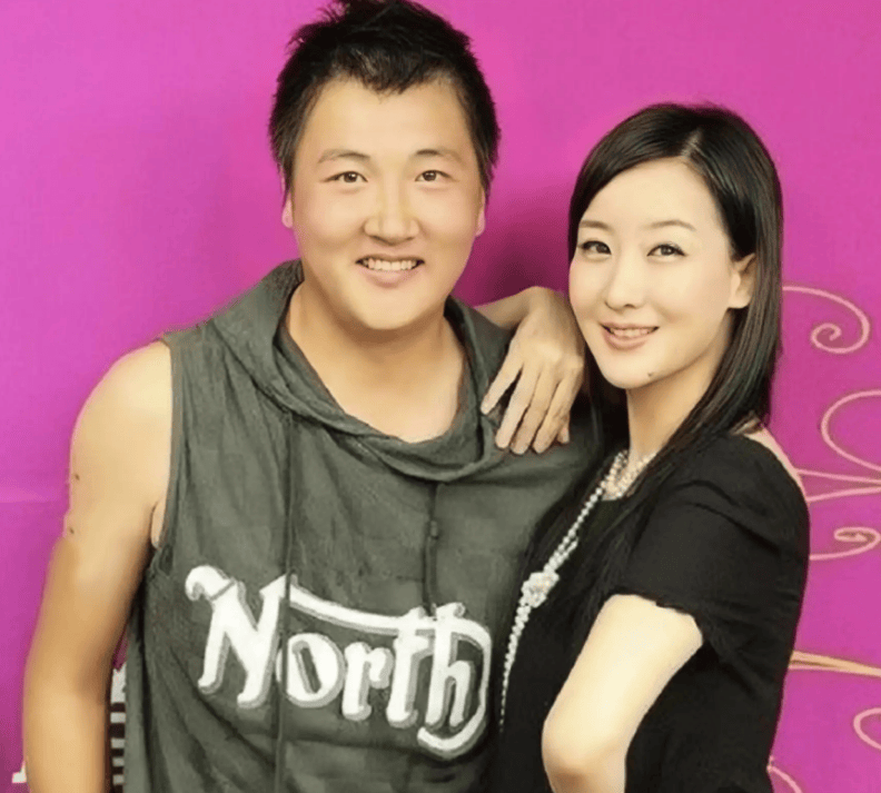 她是孙楠前妻,结婚9年遭遇丈夫不忠而离婚,如今与儿女相依为命