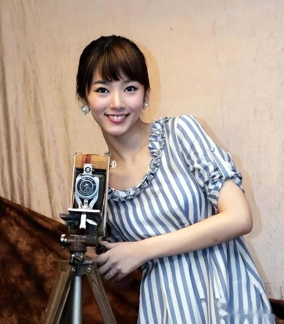 "小苹果"女主裴涩琪,靠r级片成名,嫁给网络主播后,现状如何