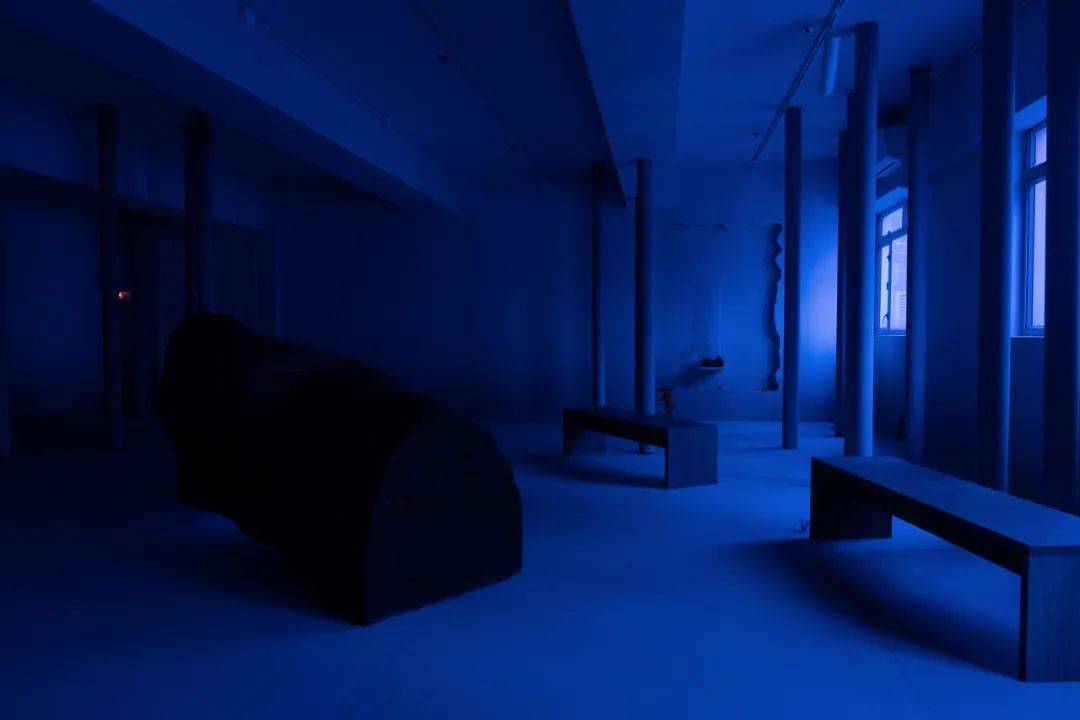 树已被换成塑胶仿树,而且还增建了莲花灯许愿池和许愿木锁供信众选择